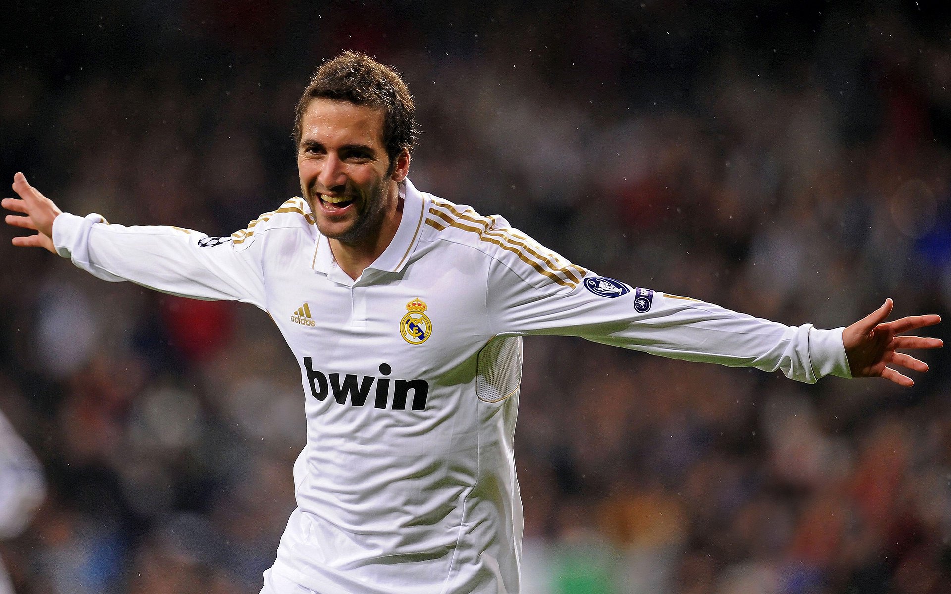 C罗连续二十场比赛得分突破天际,掘金勇闯巅峰极限!